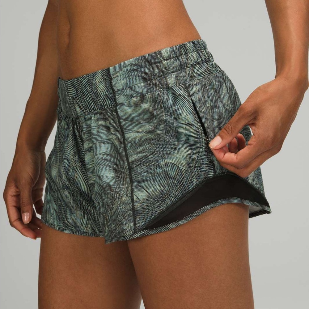 Lululemon low rise hotty hot shorts 2.5”